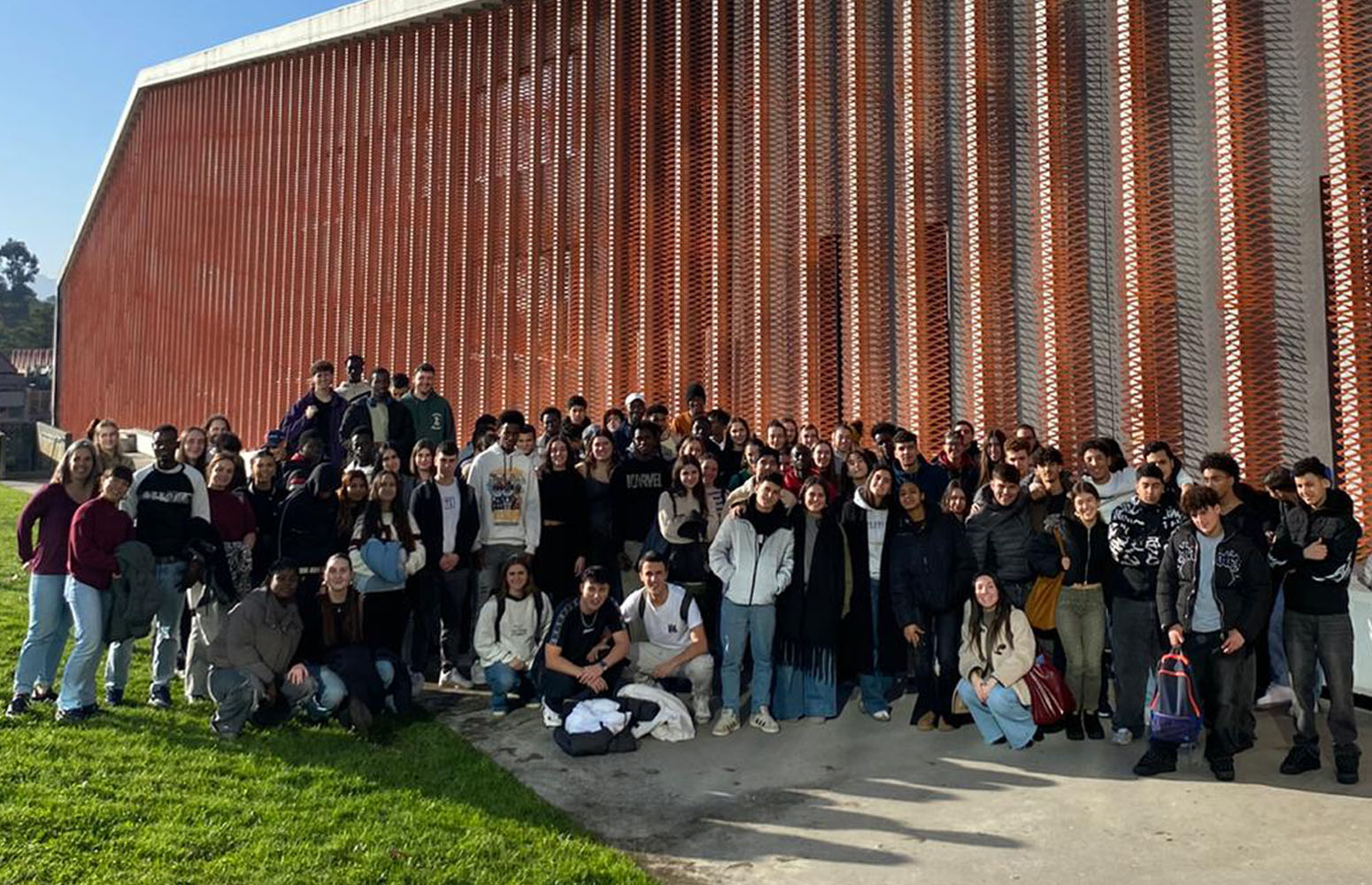 Foto de grupo de adolescentes migrantes y estudiantes universitarios (mentores)