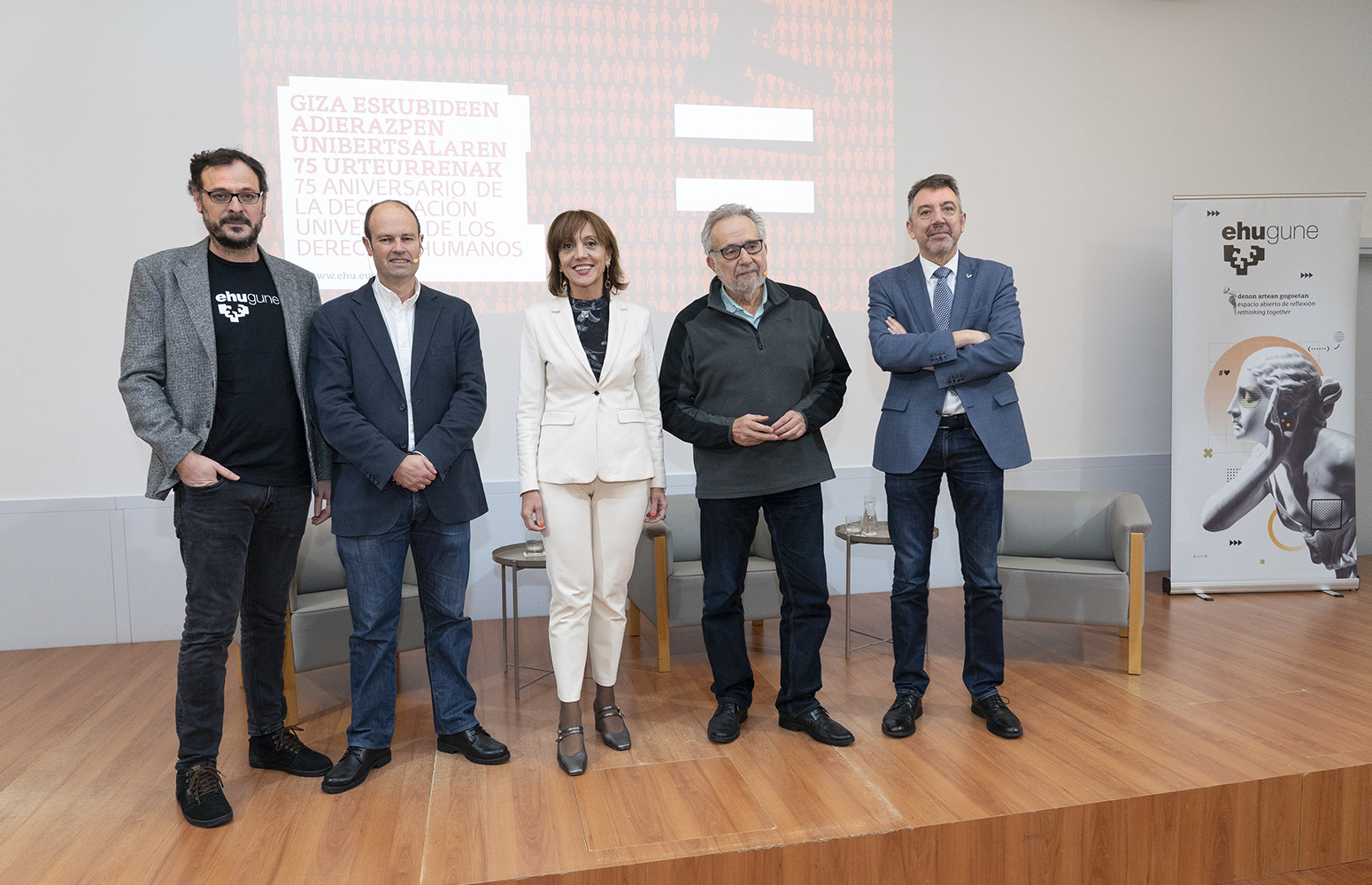 De izquierda a derecha: David Hoyos, Jon Mirena Landa, Eva Ferreira, Pedro Arrojo y Guillermo Quindós. Foto: Fernando Gómez. UPV/EHU.