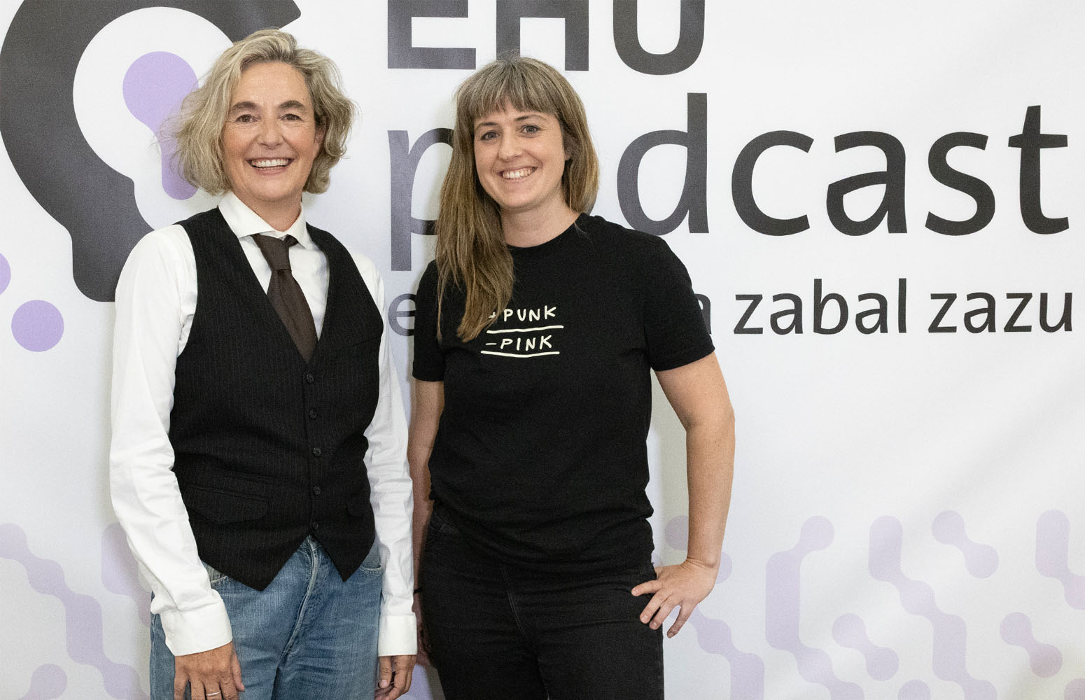 Ezkerretik eskuinera: Tania Arriaga, EHUpodcast proiektuaren elkarrizketen koordinatzailea eta Usue Mori, EHUko ikertzaile eta irakaslea