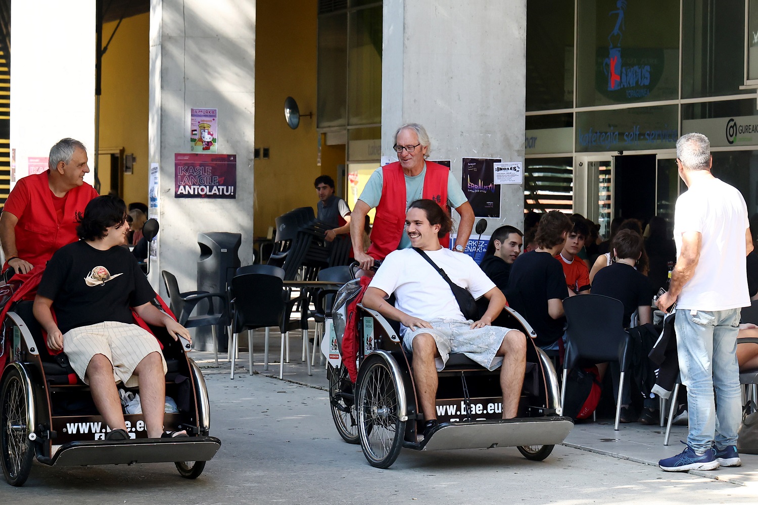 Boluntarioek gazteak paseatzen dituzte egokitutako trizikloetan  Gipuzkoako campusean ospatutako jardunaldi inklusibo batean, irisgarritasuna eta elkarbizitza sustatuz