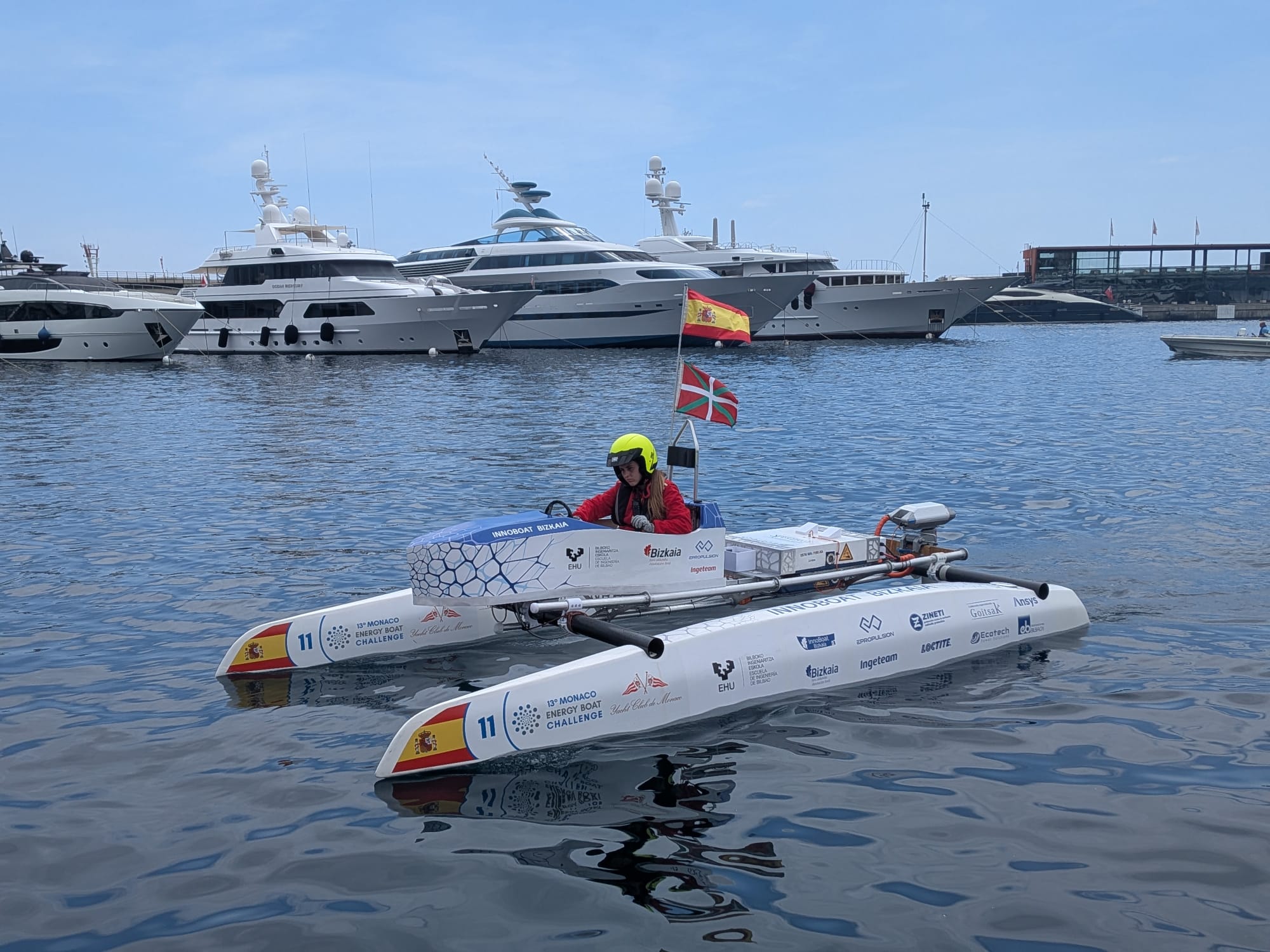Catamarán eléctrico que participará en el concurso.