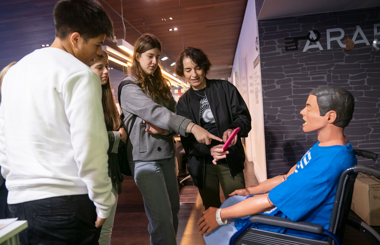 Estudiantes en un txoko de ciencia