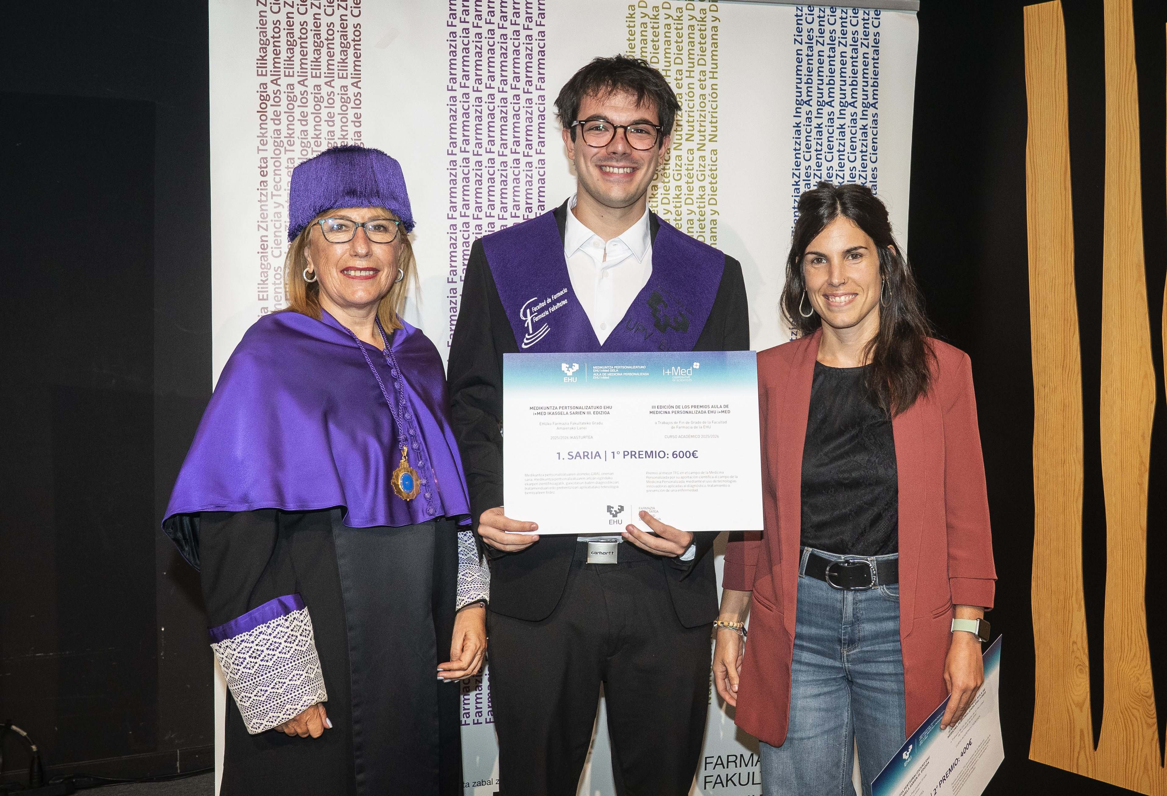 Oier Pérez,  Rosa Hernández (EHU) eta Oihane Gartziandiarekin (i+Med).
