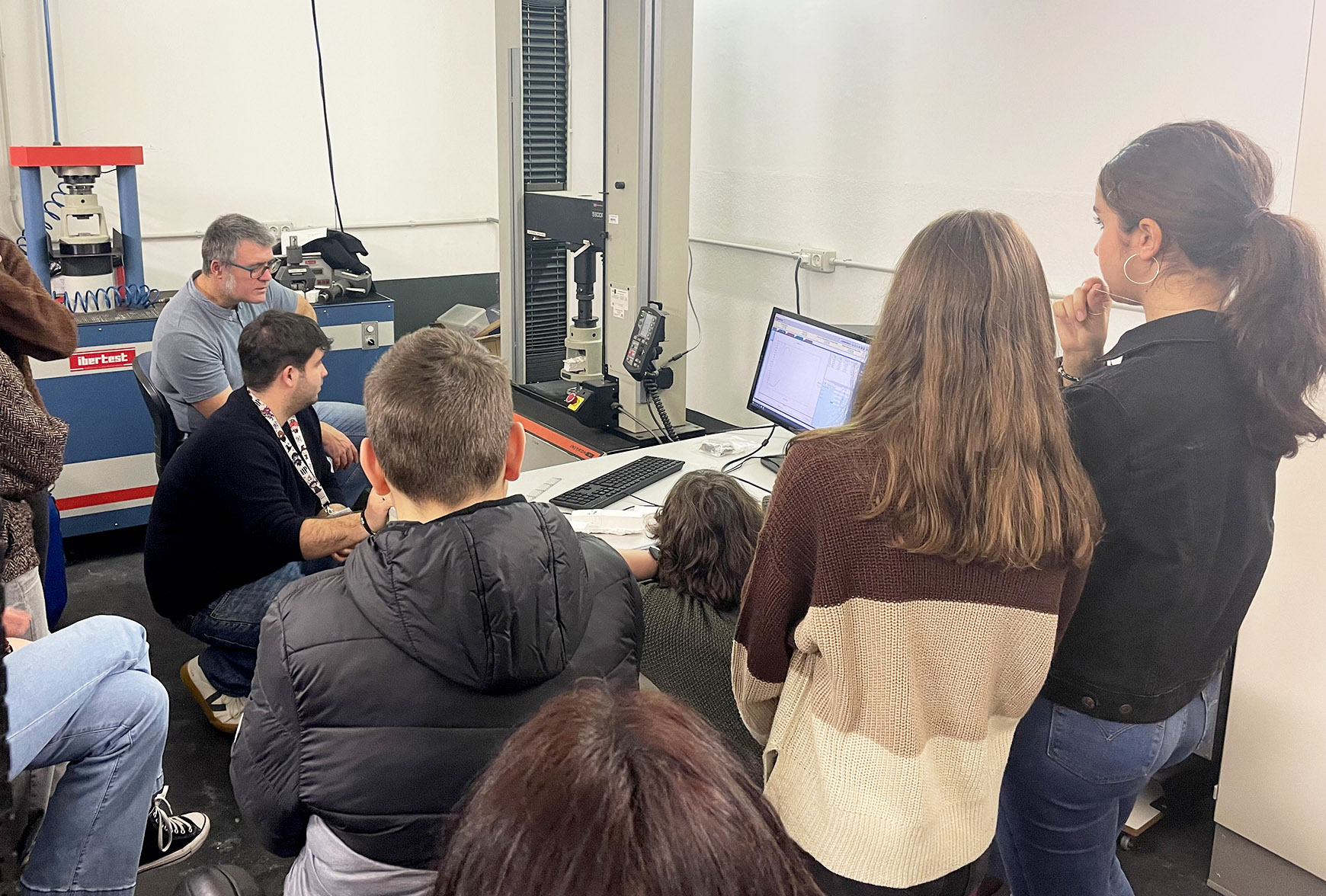 Grupo de investigación 'Materiales+Tecnologías' con alumnado del Instituto Txindoki