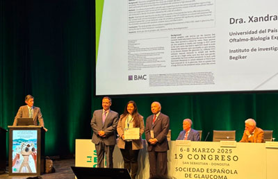 Xandra Pereiro receiving the 2nd THEA-SEG Award for Ophthalmology Research