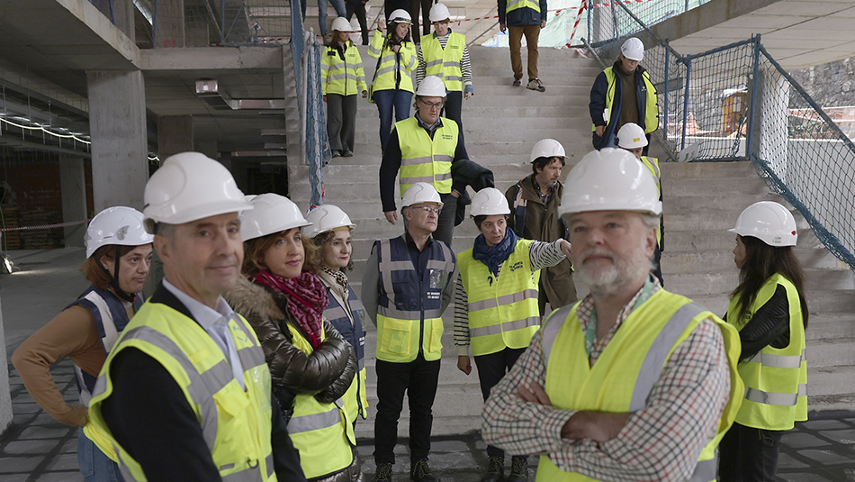 El equipo rectoral visitando las obras de medicina