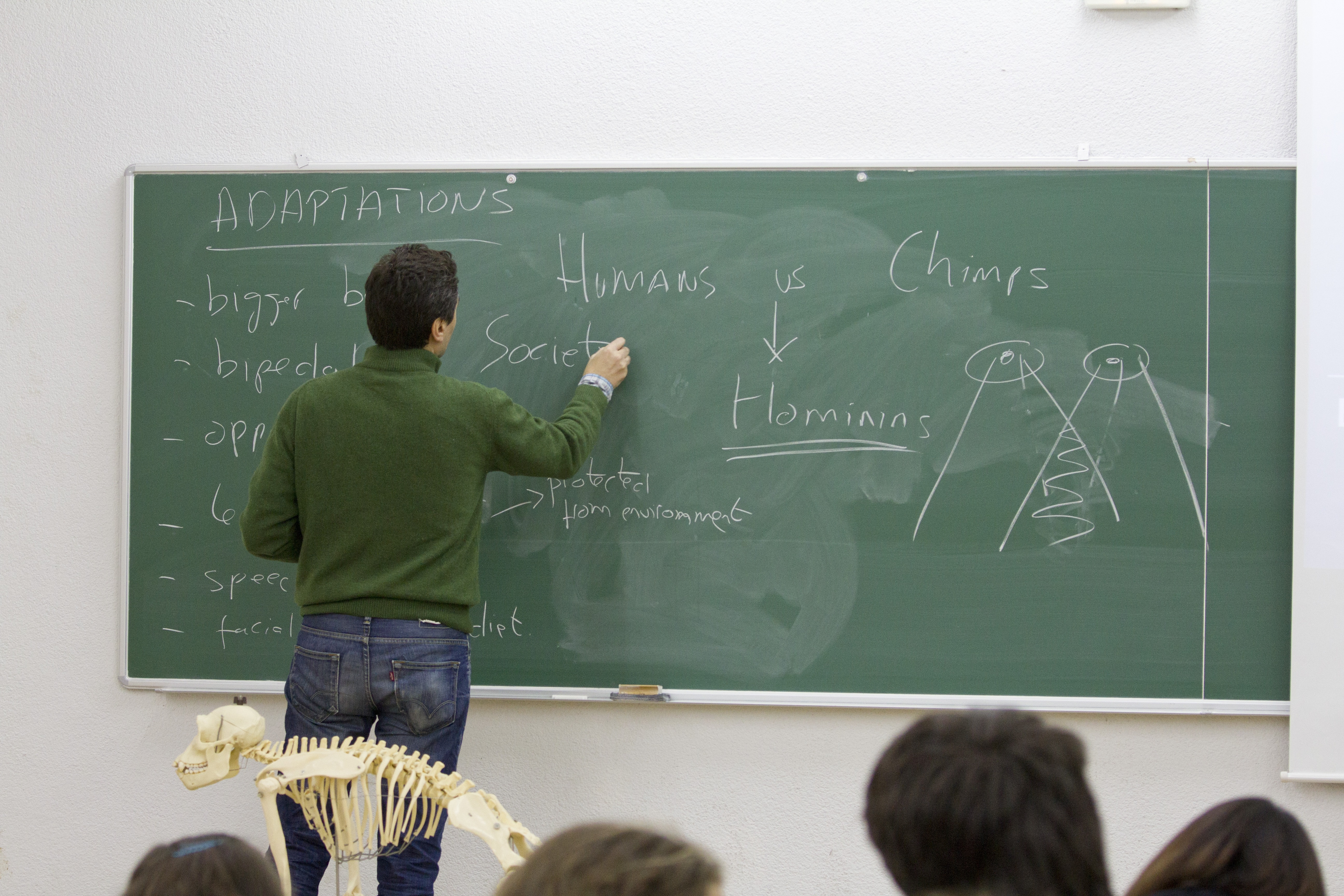 Irakasle bat arbelean idazten