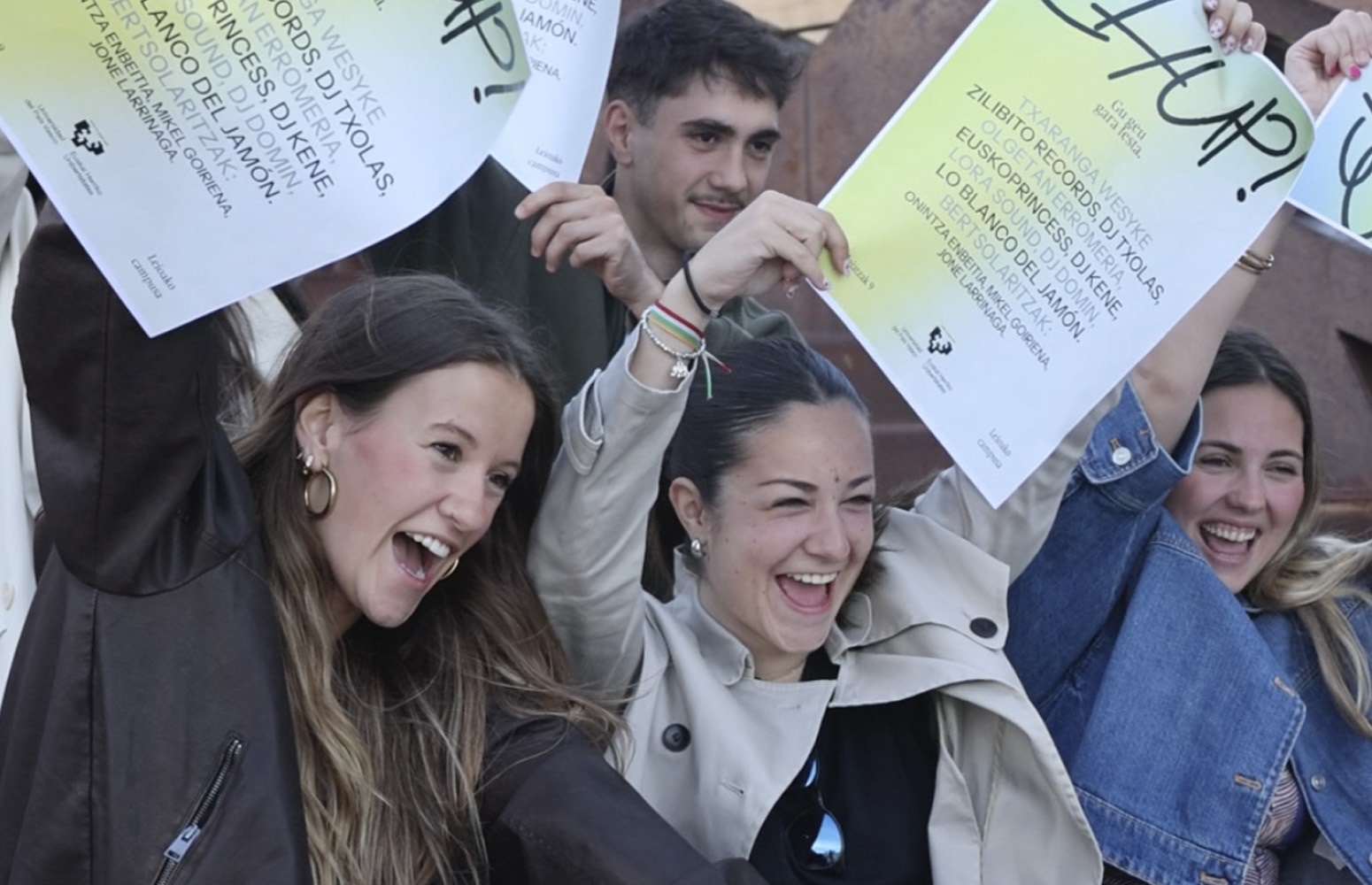 Alumnado con el cartel de EHUPjaia