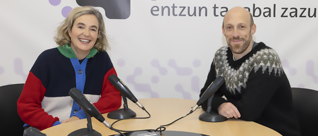 Tania Arriaga y Erlantz Lizundia en el laboratorio de radio de la Facultad de Ciencias Sociales y de la Información.