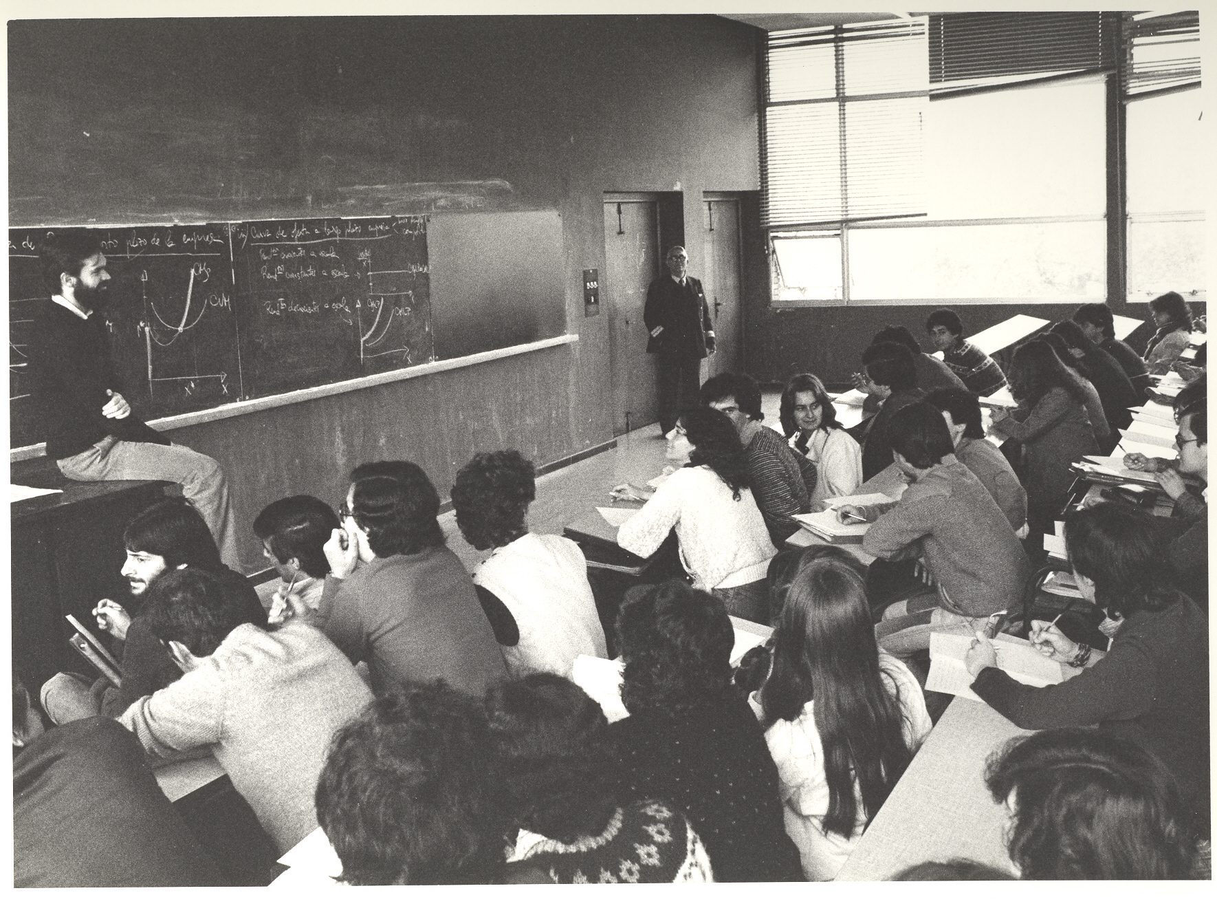 Imagen de un grupo de estudiantes de la universidad en la década de los 50