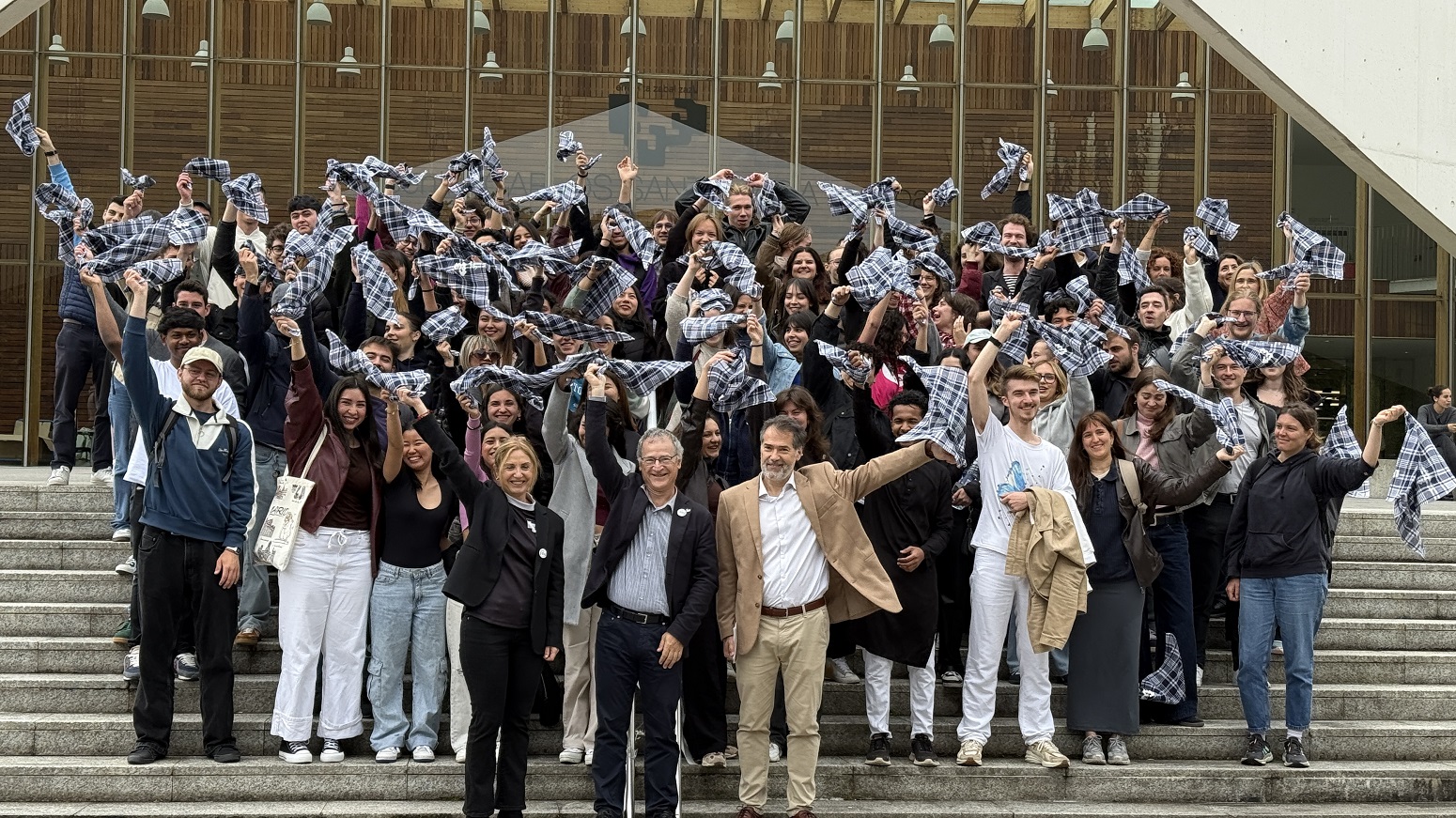 Un grupo internacional de personas