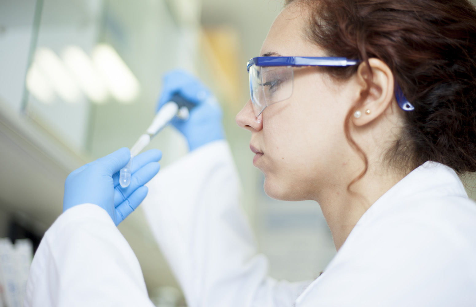 Una mujer científica delante del microscopio