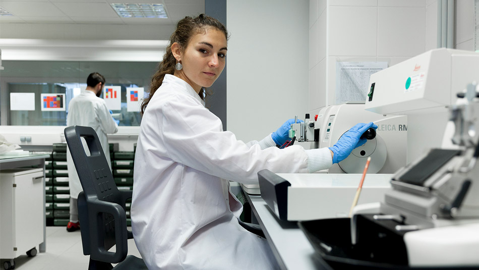 Una mujer trabajando en un laboratorio