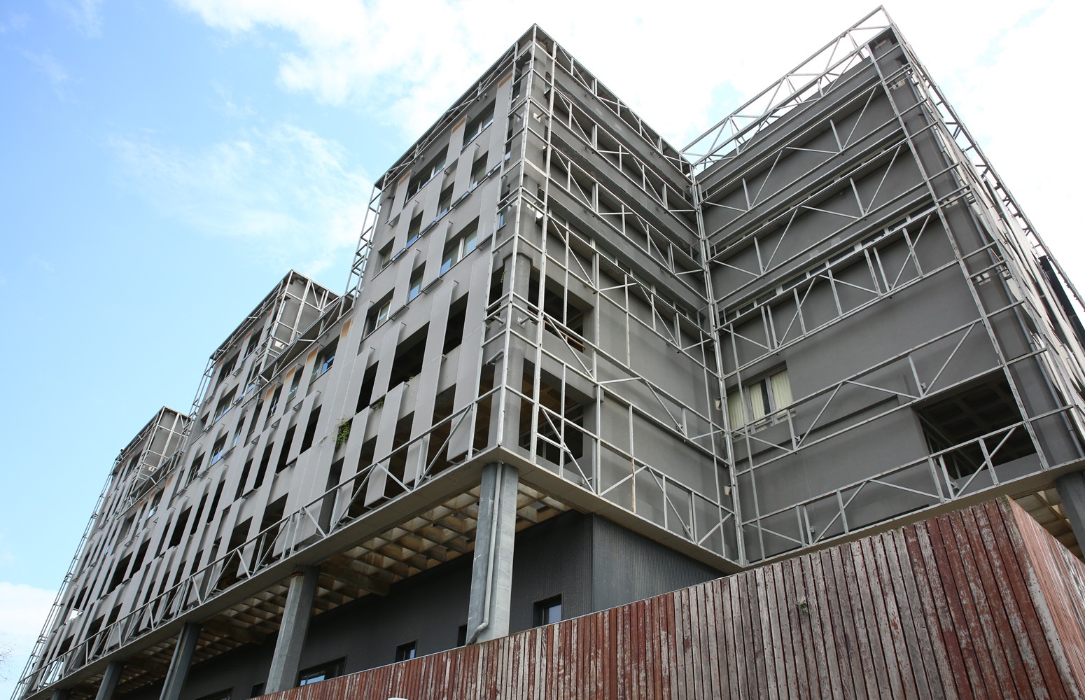 La biblioteca llena de andamios