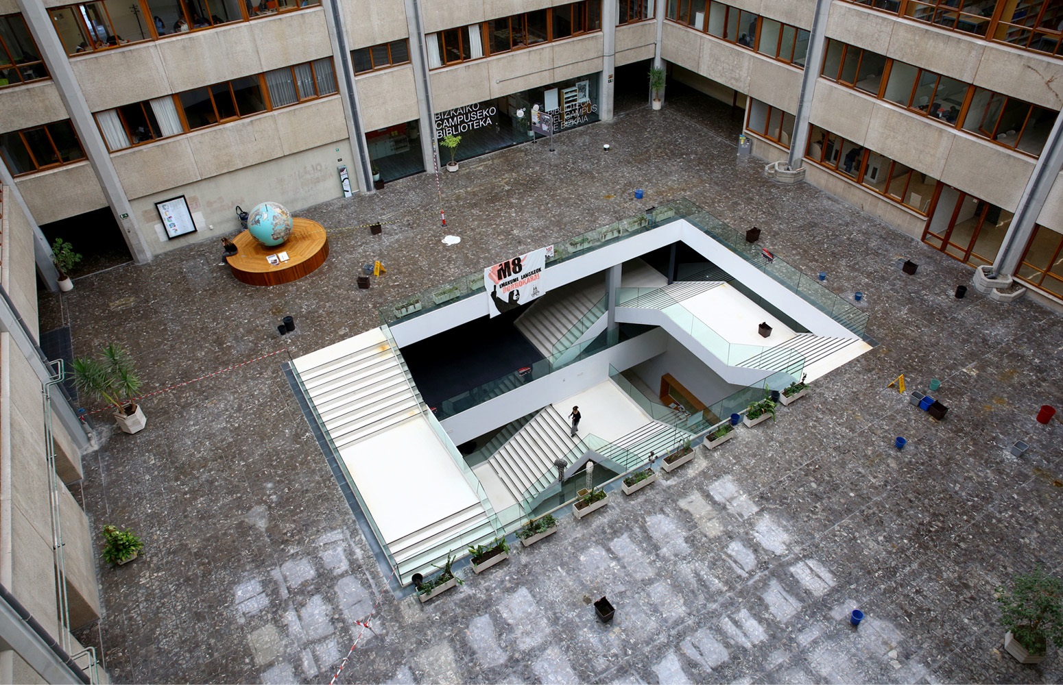 La biblioteca llena de baldes