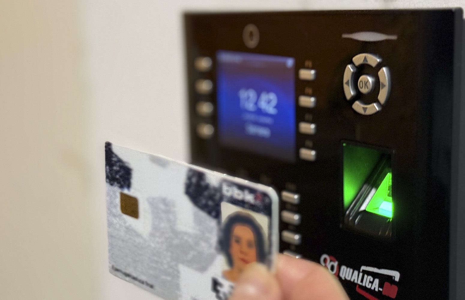 Momento de fichar ante la máquina