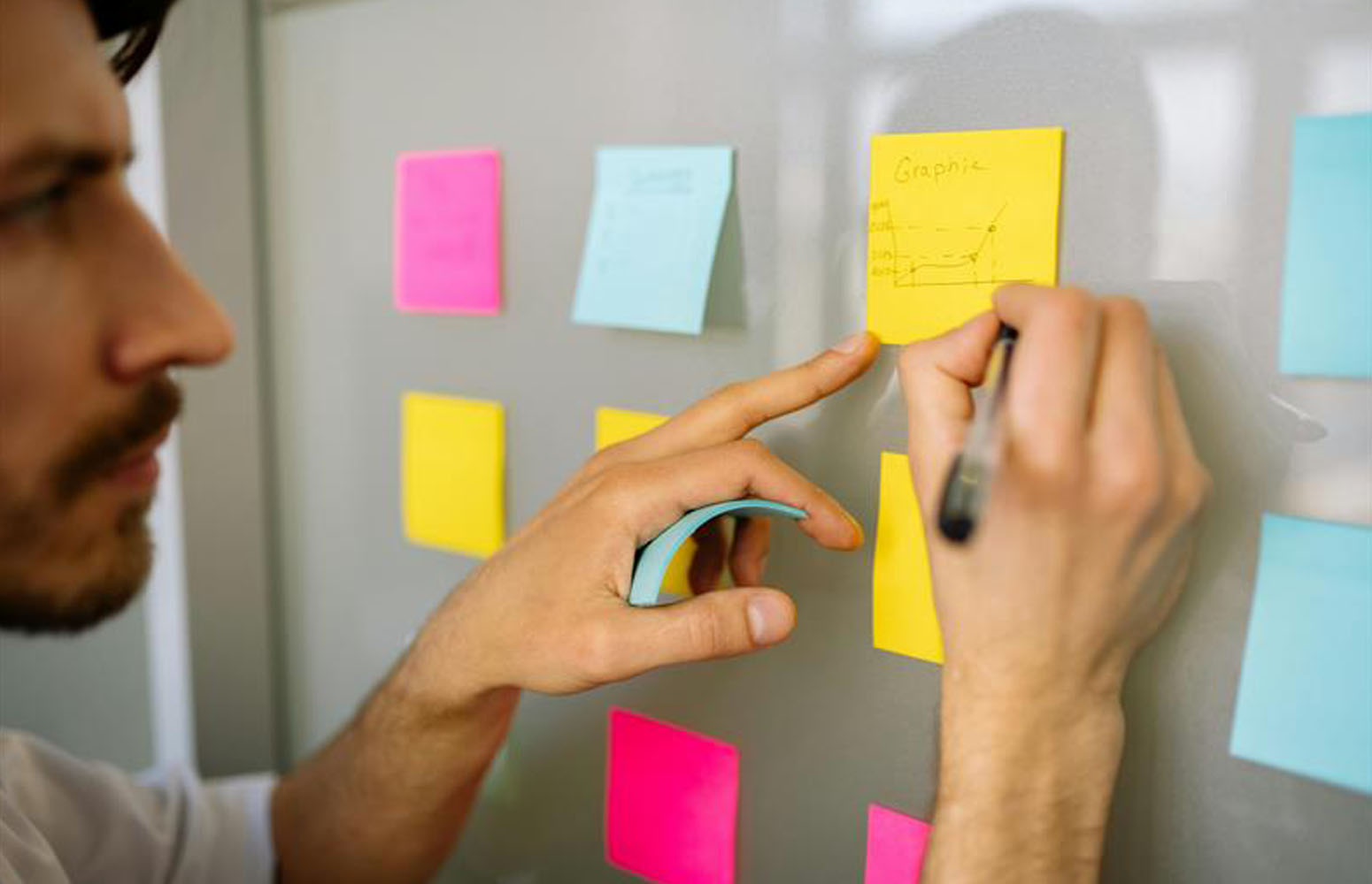 Una persona escribiendo en etiquetas
