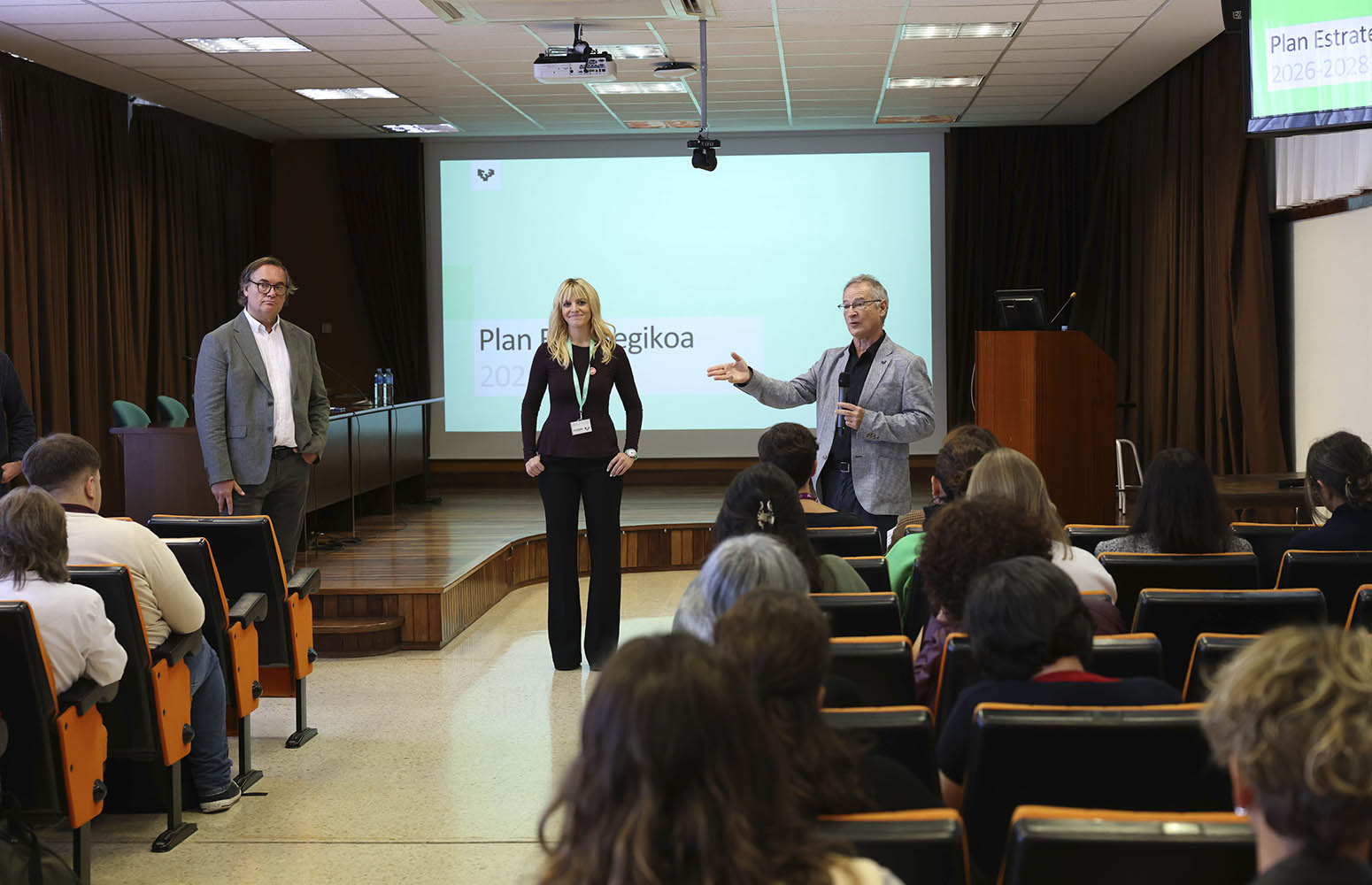 Un momento de la ronda de escucha