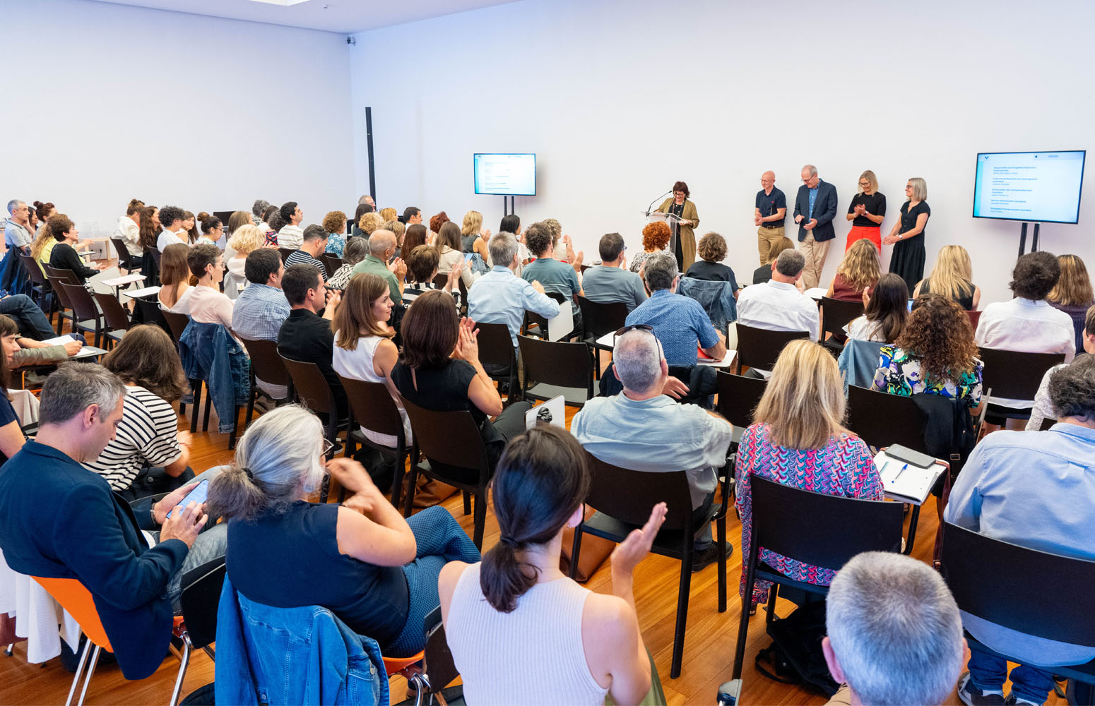 Reunión de un grupo amplio