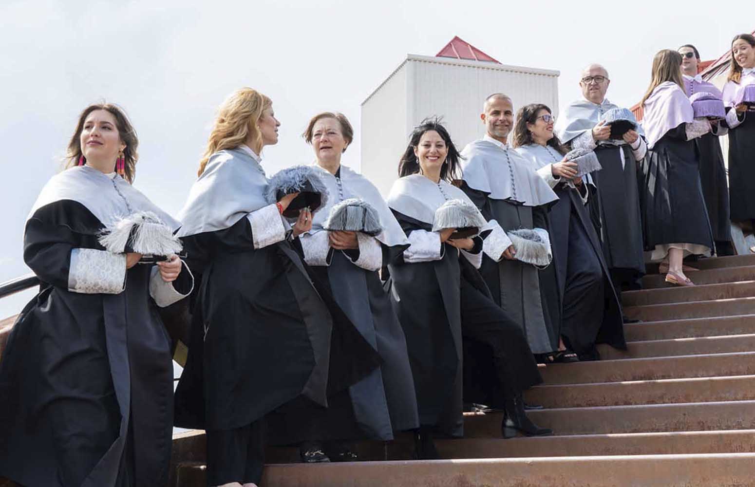 Doctores y doctoras en la escalinata del Aula Magna de la EHU