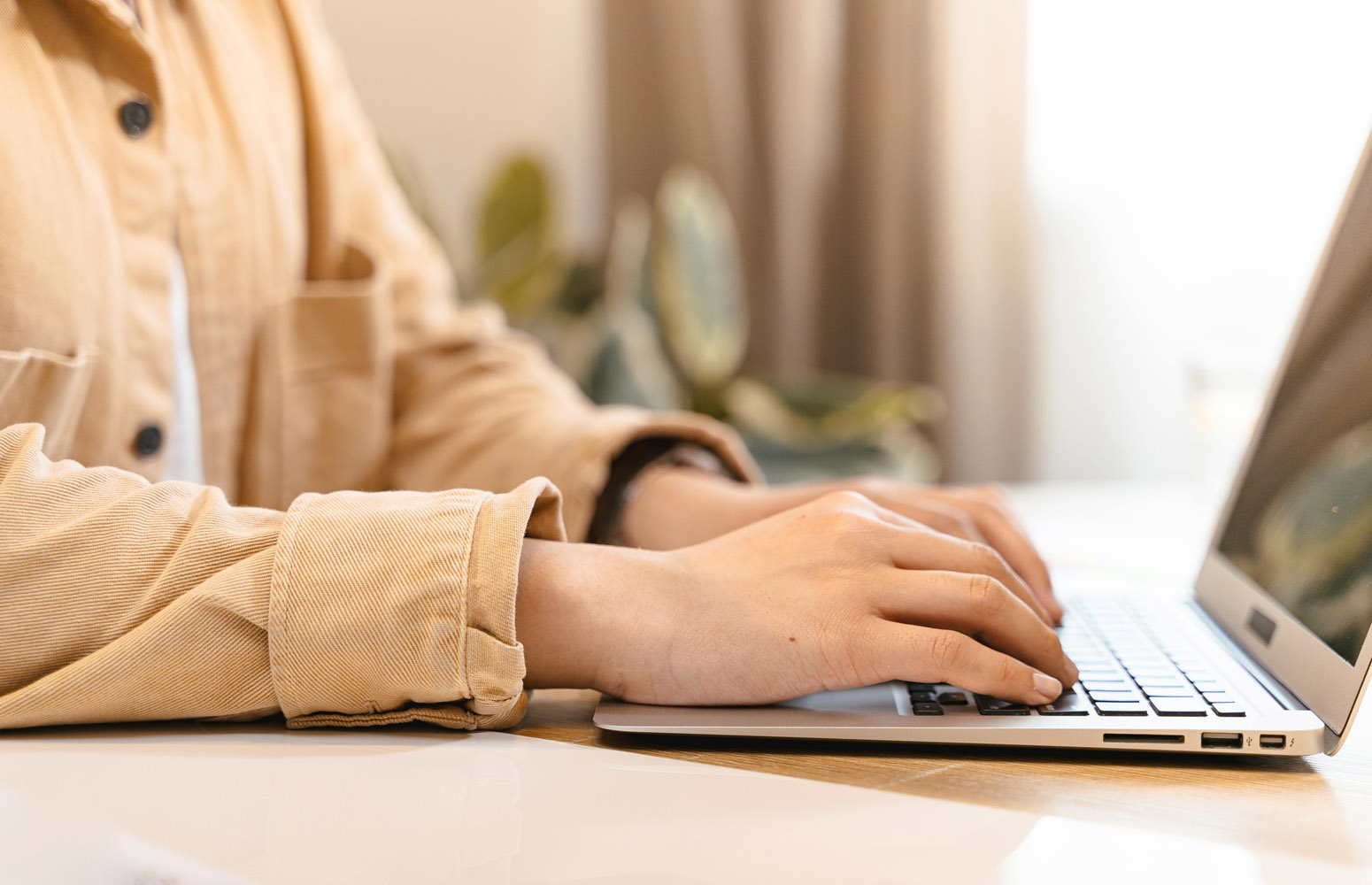 Una persona con trabajo en remoto frente a un ordenador