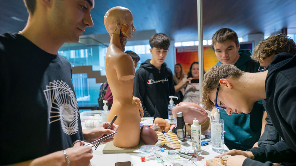 Personal científico en un taller de ciencia