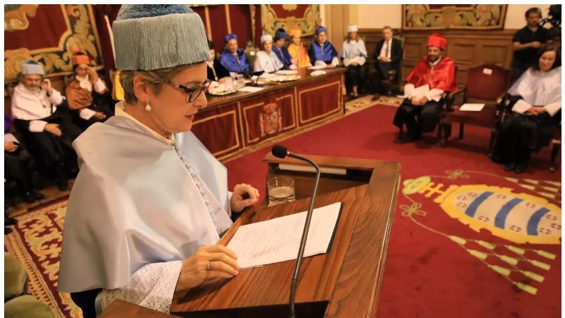 Oviedoko Unibertsitateak Honoris Causa doktore izendatu ondoren eman du hitzaldia Ana Iriarte Goñik