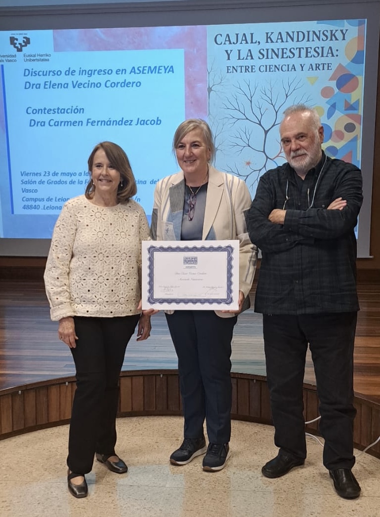A la izda la Dra. Carmen Fdz. Jacob, Presidenta de ASEMEYA, Dra. Elena Vecino Catedrática del Departamento de Biología Celular e Histología y Marcos Hernando, profesor emérito de Bellas Artes especialidad escultura