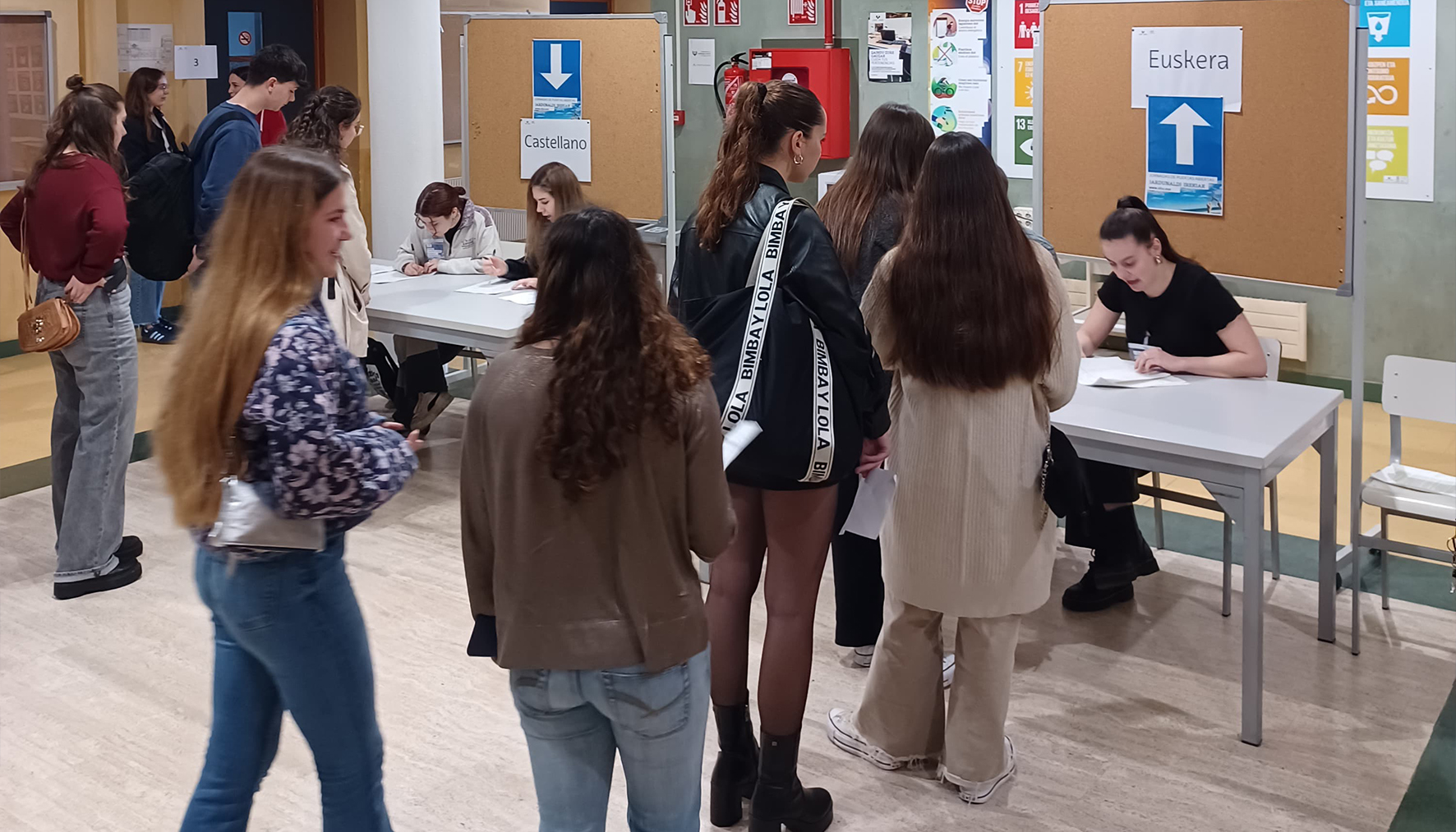 estudiantado en recepción de Facultad de Psicología
