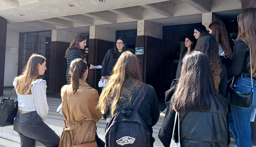 Ikaslegaiak Psikologia Fakultateko atean