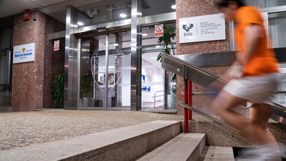 Ikastetxeko sarrerako eskailerak igotzen
