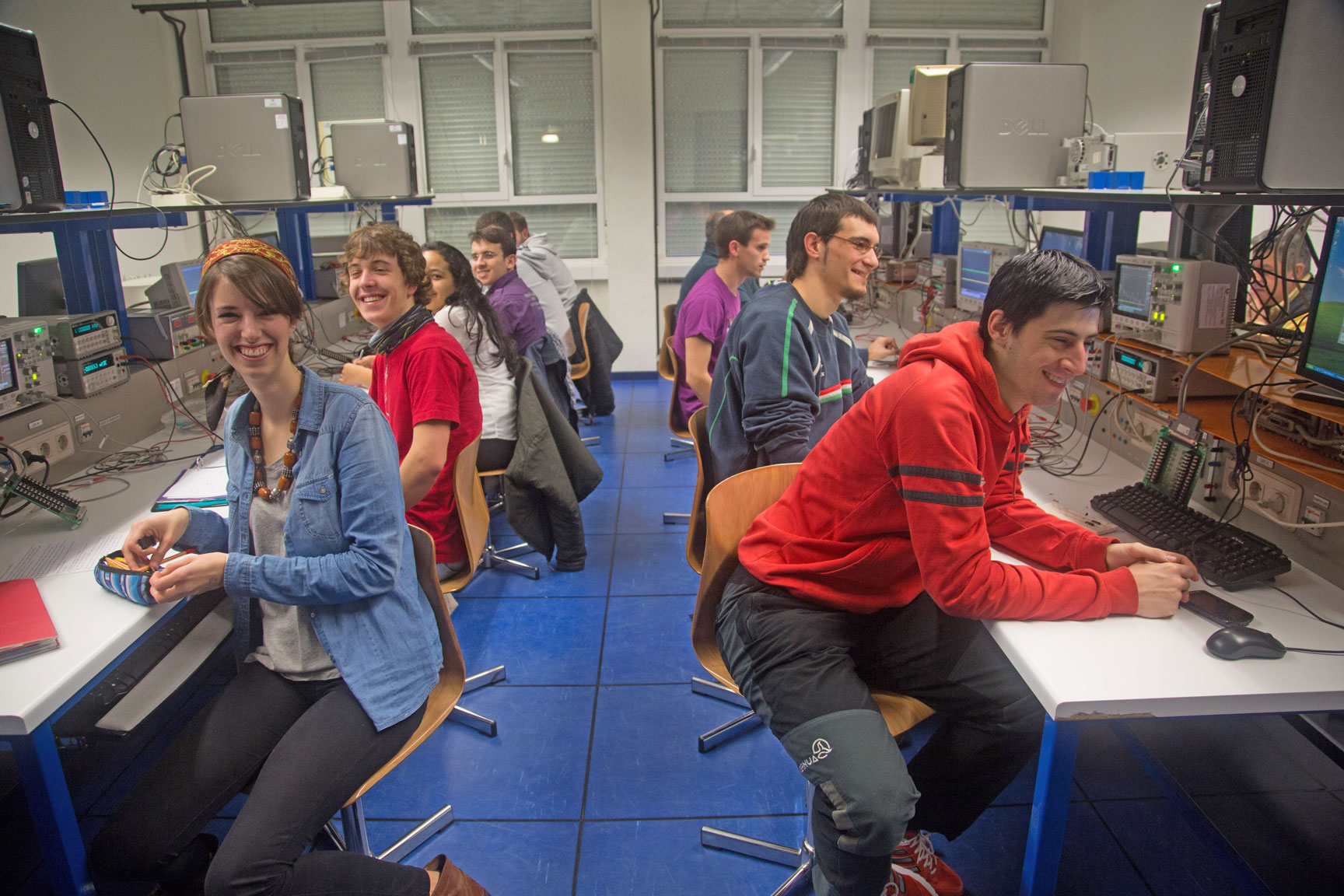 VITORIA PAIS VASCO 19-02-2013 Estudiantes en el Laboratorio de Potencia e Instrumentación de la Escuela Universitaria Ingeniería de Vitoria-Gasteiz de la Universidad del País Vasco Euskal Herriko Unibersitatea UPV-EHU - FOTOGRAFO:MITXI