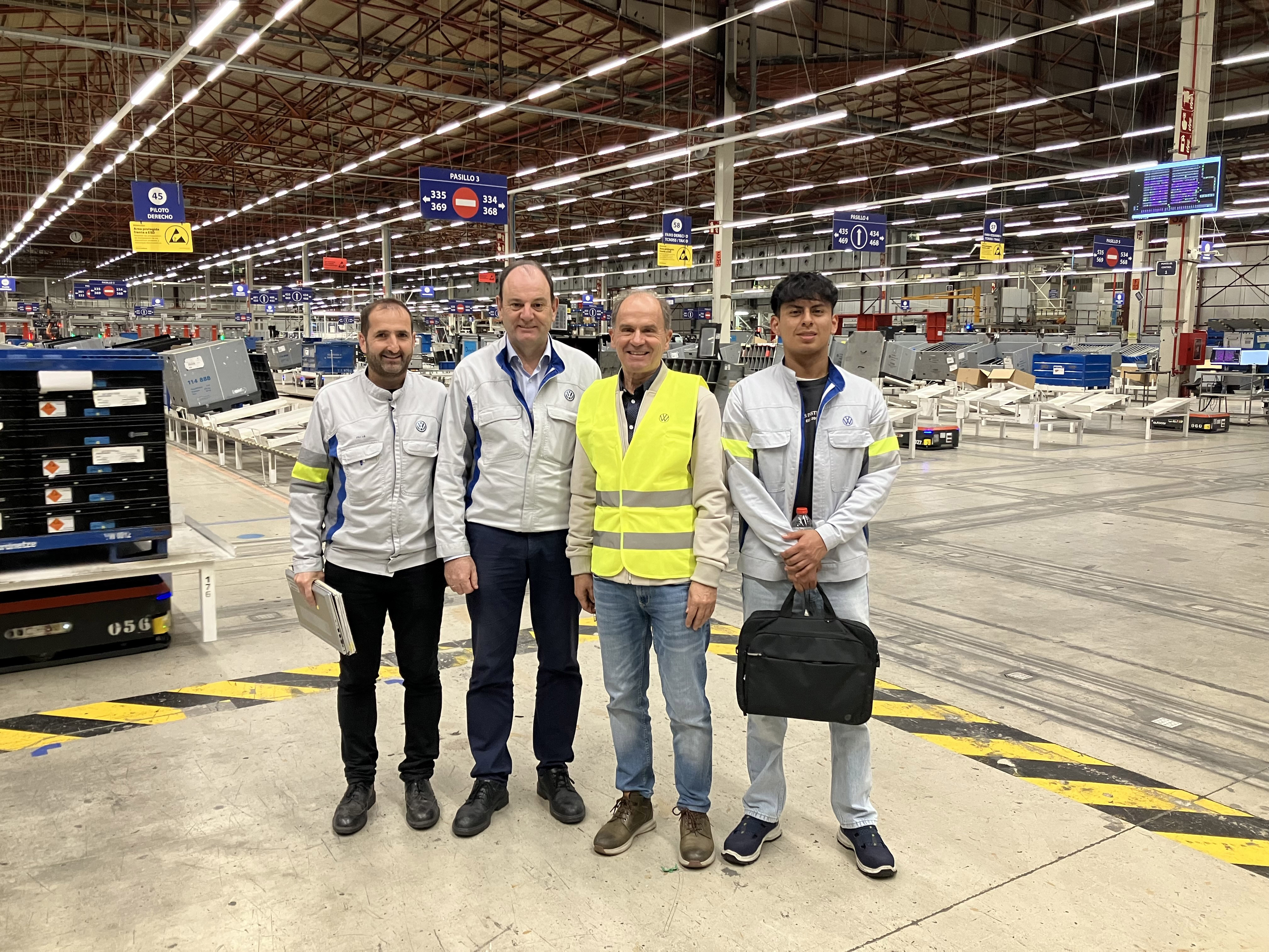 En la imagen: Un momento del encuentro en la Nave 2 con el Director de Logística, el instructor Javier Sanz, el tutor Xabier Basogain y el alumno Óliver Quishpi.