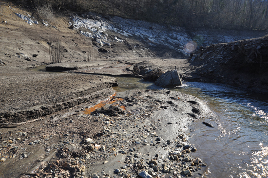 Embalse de Enobieta. Sedimentos junto al ro