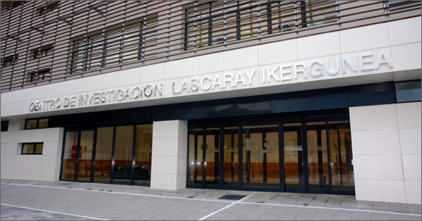 vista frontal del edificio Lascaray